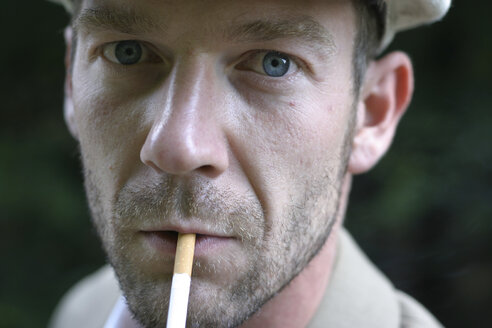 Man with cigarette, portrait - 00061BM-U