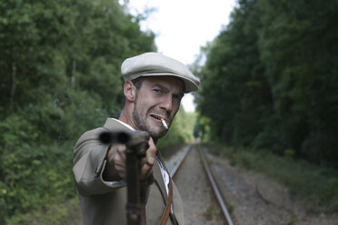 mann mit Pistole auf der Bahnstrecke - 00059BM-U