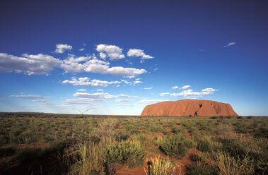 Australien, Uluru, Ayers Rock gegen den Himmel - 00024GW