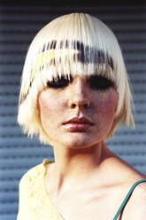 Young woman wearing blond wig, portrait - 00011DK