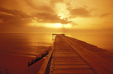 Pier am Meer bei Sonnenuntergang - 01054MS