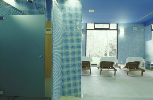 Spanien, Liegestühle im Hotel Sant Ferriol in Besalu - 00444MS