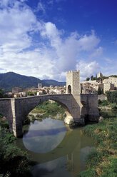 Steinbrücke mittleren Alters von Besalu über den Riu Fluvio, Costa Brava, Spanien - 00199MS