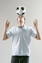 man balancing ball on head - LDF00029