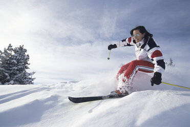 Frau beim Skifahren im Schnee - HHF00029
