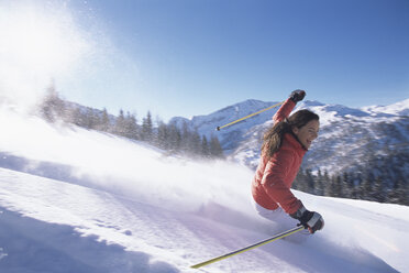 Junge Frau beim Skifahren - HHF00014