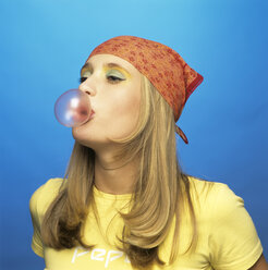Teenage girl eating bubble gum - JLF00015