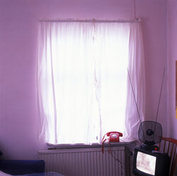 rosa Zimmer mit Telefon und Fernseher - UK000038