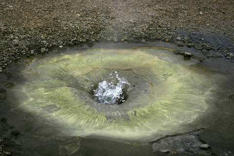 geysir in island - thermalgebiet hveravellir, lizenzfreies Stockfoto