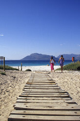 Zwei Frauen gehen zum Strand, Südafrika - MS01396