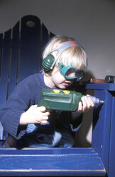 Junge spielt mit Spielzeugbohrmaschine - MS01244