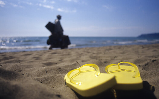 Flip Flops im Sand am Strand - GS00480