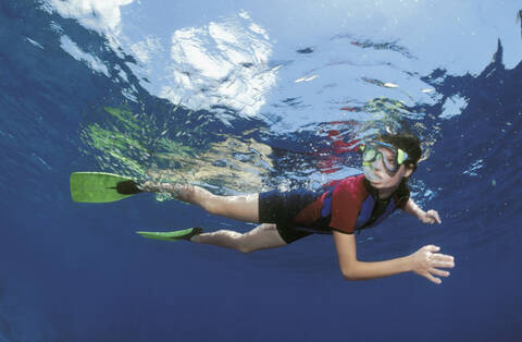 Weiblicher Taucher unter Wasser, lizenzfreies Stockfoto