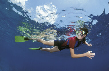 Female diver under water - GN00550