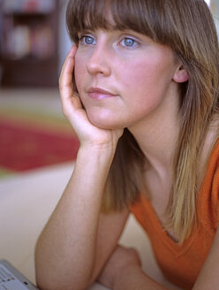 Young woman sitting pensively, close up - DK00045