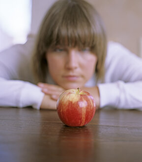 Woman, focus on apple - DK00042