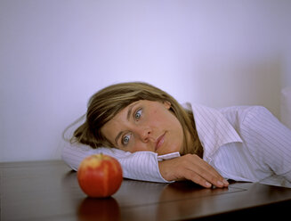 Woman with apple - DK00038