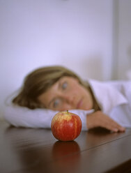 Woman sitting pensively - DK00037