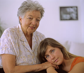 Ältere Frau mit Enkeltochter sitzend - DK00035
