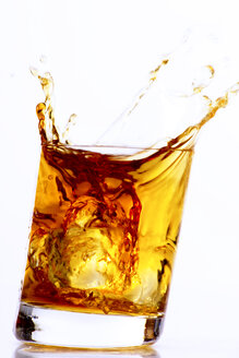 Eiswürfel, der in ein Whiskeyglas fällt - 01492CS-U