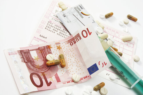 Zehn-Euro-Schein und Tabletten auf Überweisungsschein - 01368CS-U