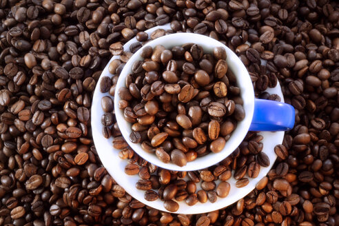 Kaffeebohnen in einer Tasse, Blick von oben - 01147CS-U