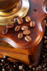 Old coffee mill with coffee beans, close-up - 01146CS-U