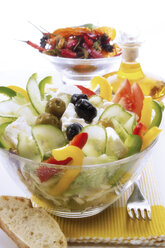 Griechischer Salat in Schüssel, Nahaufnahme - 01110CS-U