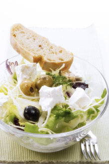 Griechischer Salat mit Schafskäse, gehobene Ansicht - 01108CS-U