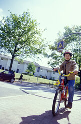 Junge auf dem Fahrrad sitzend - 00818MS