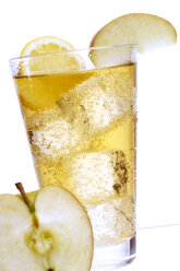 Apple spritzer, close-up - 00774CS-U