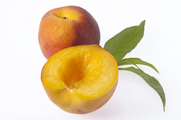 Fresh peaches, close-up - 00767CS-U