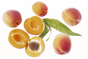 Fresh apricots, close-up - 00764CS-U