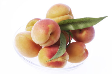 Fresh apricots, close-up - 00762CS-U