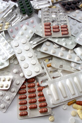 Mehrere Tabletten und Kapseln in Blisterpackungen, Nahaufnahme - 00733CS-U