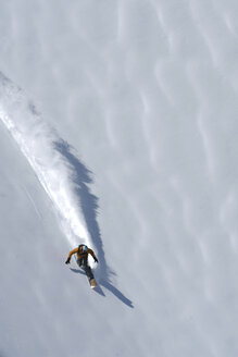 Mann beim Boarden im Tiefschnee, Blick von oben - 00555FF