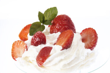 Strawberries with cream, close-up - 00541CS-U