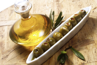 Bottle of olive oil and olives, elevated view - 00294CS-U