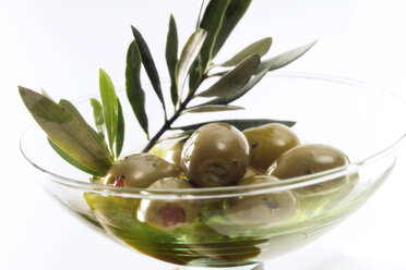 Bowl of olives, close-up - 00270CS-U