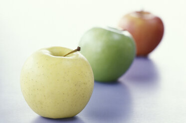 Apples in a line, close-up - 00226AS