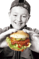 Junge hält Hamburger - 00164CS-U