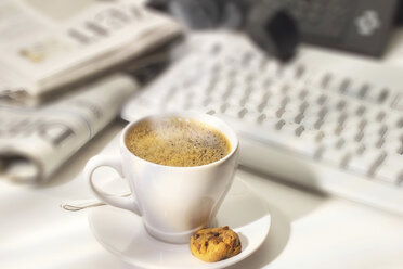 Esspresso-Tasse und Keks auf dem Schreibtisch - 00135CS-U