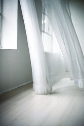 Blowing white curtain - 00031MN