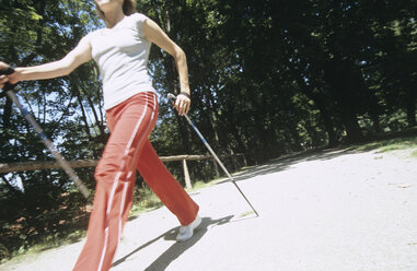 Frau geht mit Stöcken, Nordic Walking - PEF00363