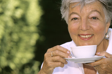 Ältere Frau trinkt Kaffee, Nahaufnahme - PEF00331