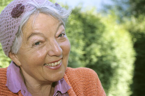 Ältere Frau lächelnd, Nahaufnahme, lizenzfreies Stockfoto