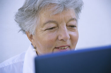 Ältere Frau mit Laptop - PEF00320