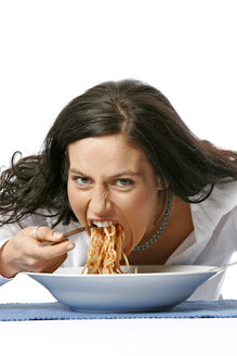 Junge Frau isst Spaghetti - LDF00003