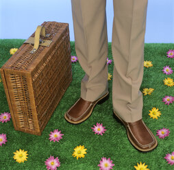 Businessman with picnic basket - JLF00022