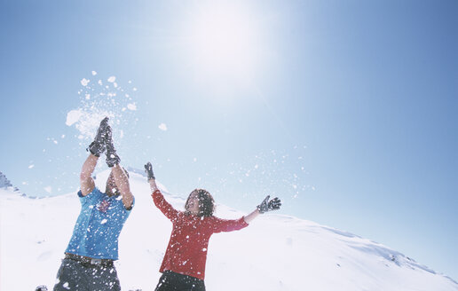Junges Paar spielt im Schnee, tiefer Blickwinkel - HHF00071